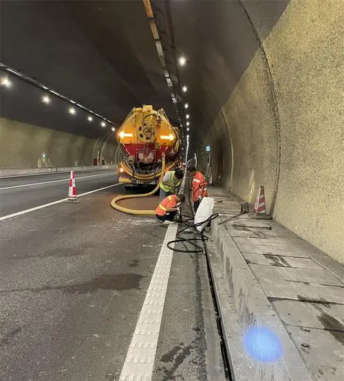 南康隧道排水渠清淤